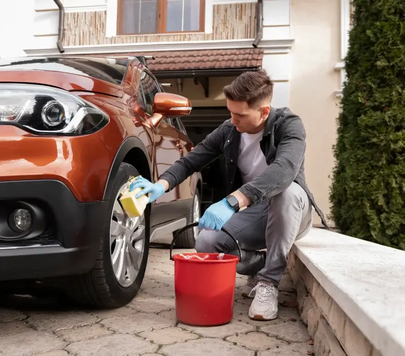 Lavage auto à domicile Oussoy-en-Gâtinais : professionnel intervenant sur un véhicule